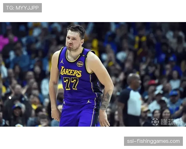 半场战报:勇士利用无限换防限制东契奇,独行侠半场三分球20投仅5中。 半场战报:勇士利用无限换防限制东契奇,独行侠半场三分球20投仅5中。